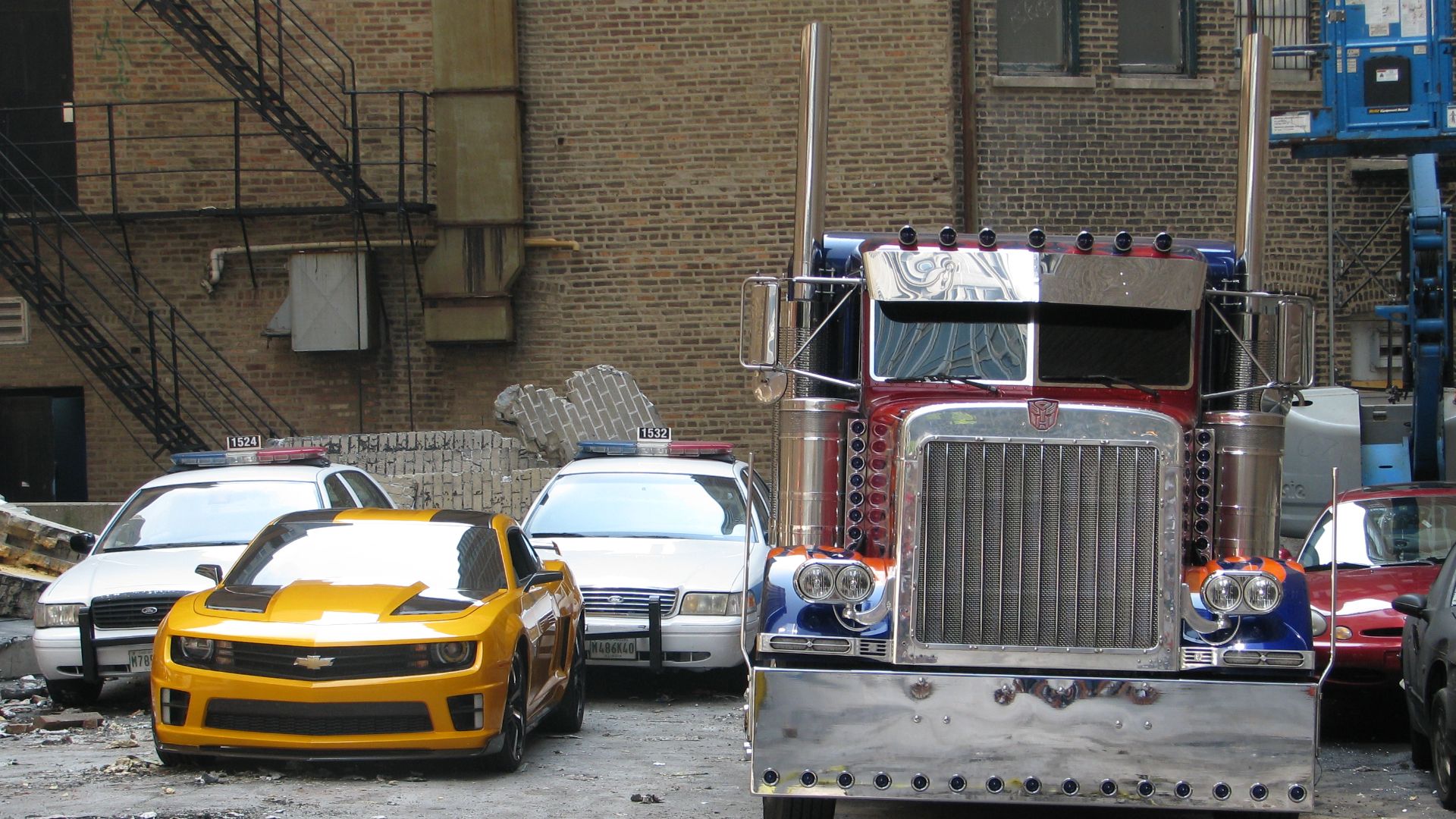 File:Transformers 3 set in Chicago - Bumblebee and Optimus Prime vehicles.jpg