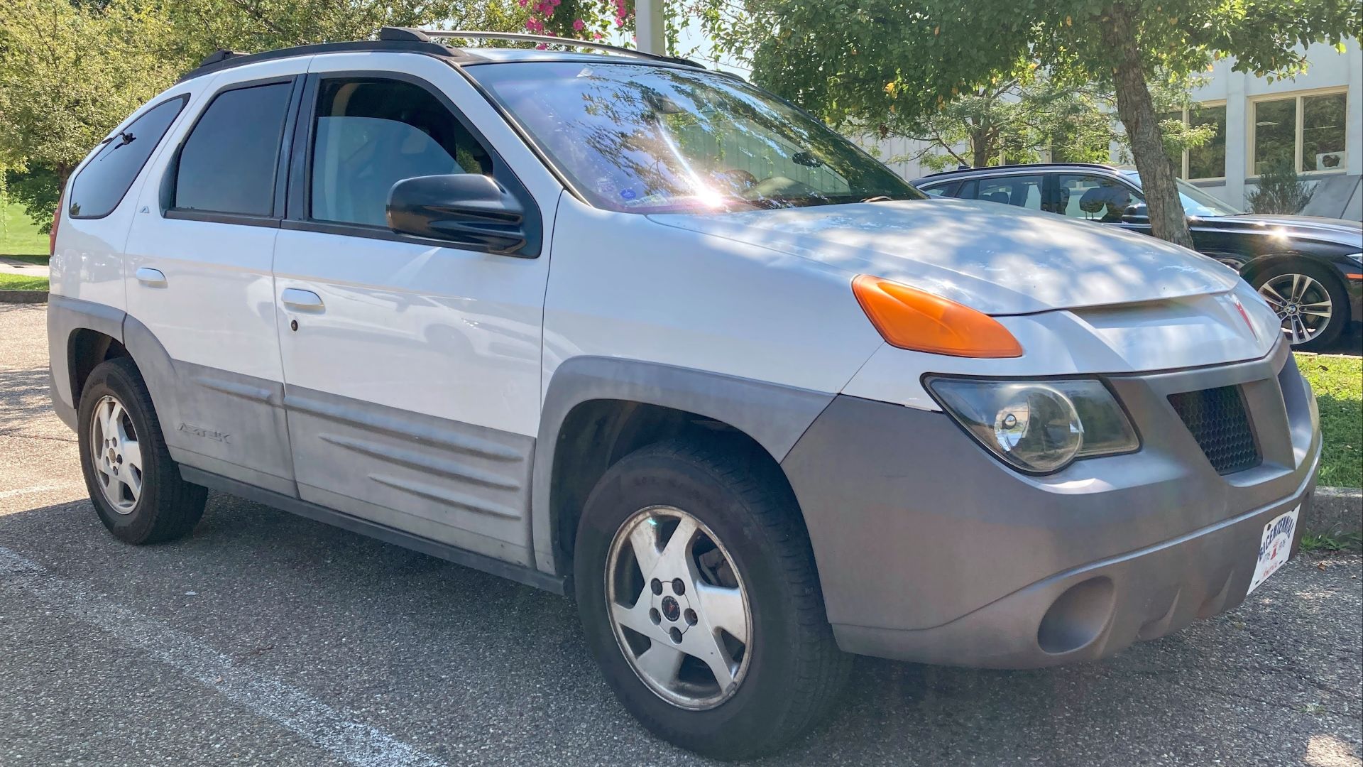 File:2001 Pontiac Aztek in Pewter Metallic, front right, 8-22-2021.jpg