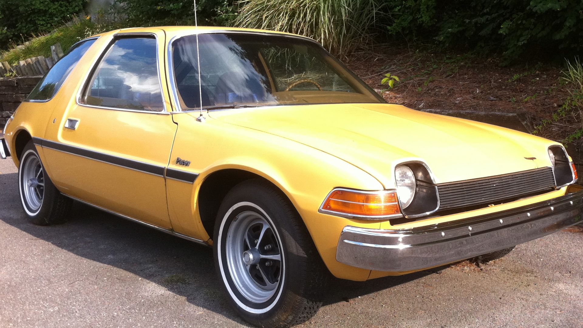 File:1975 AMC Pacer base model frontrightside.jpg