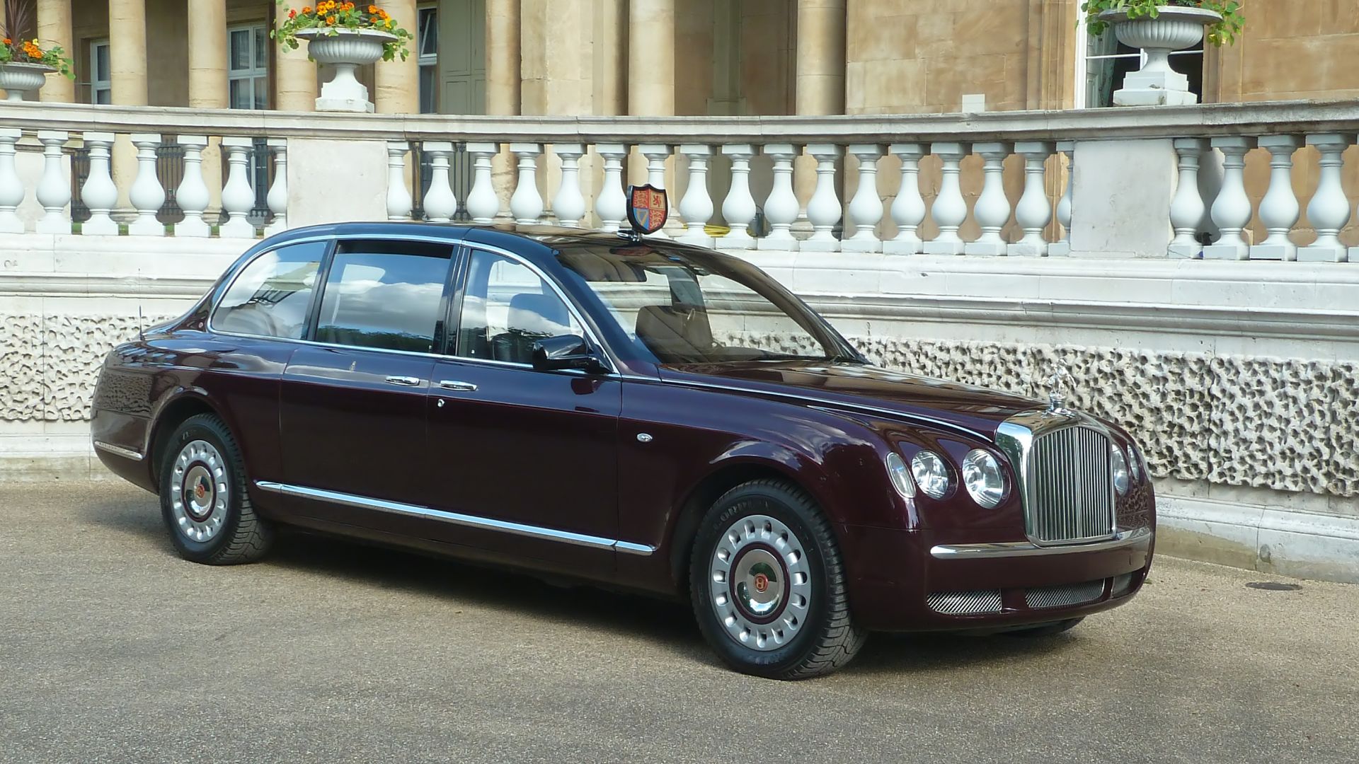 File:Bentley State Limousine, Buckingham Palace - 2024-05-15.jpg