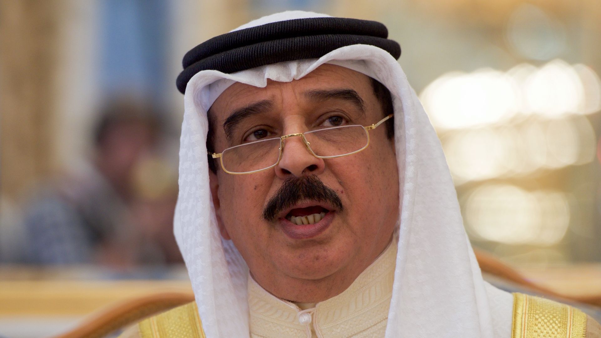 File:King Hamad bin Isa Al Khalifa of Bahrain Addresses Reporters at the Outset of a Welcoming Reception for Secretary Kerry in Manama (26224844641).jpg