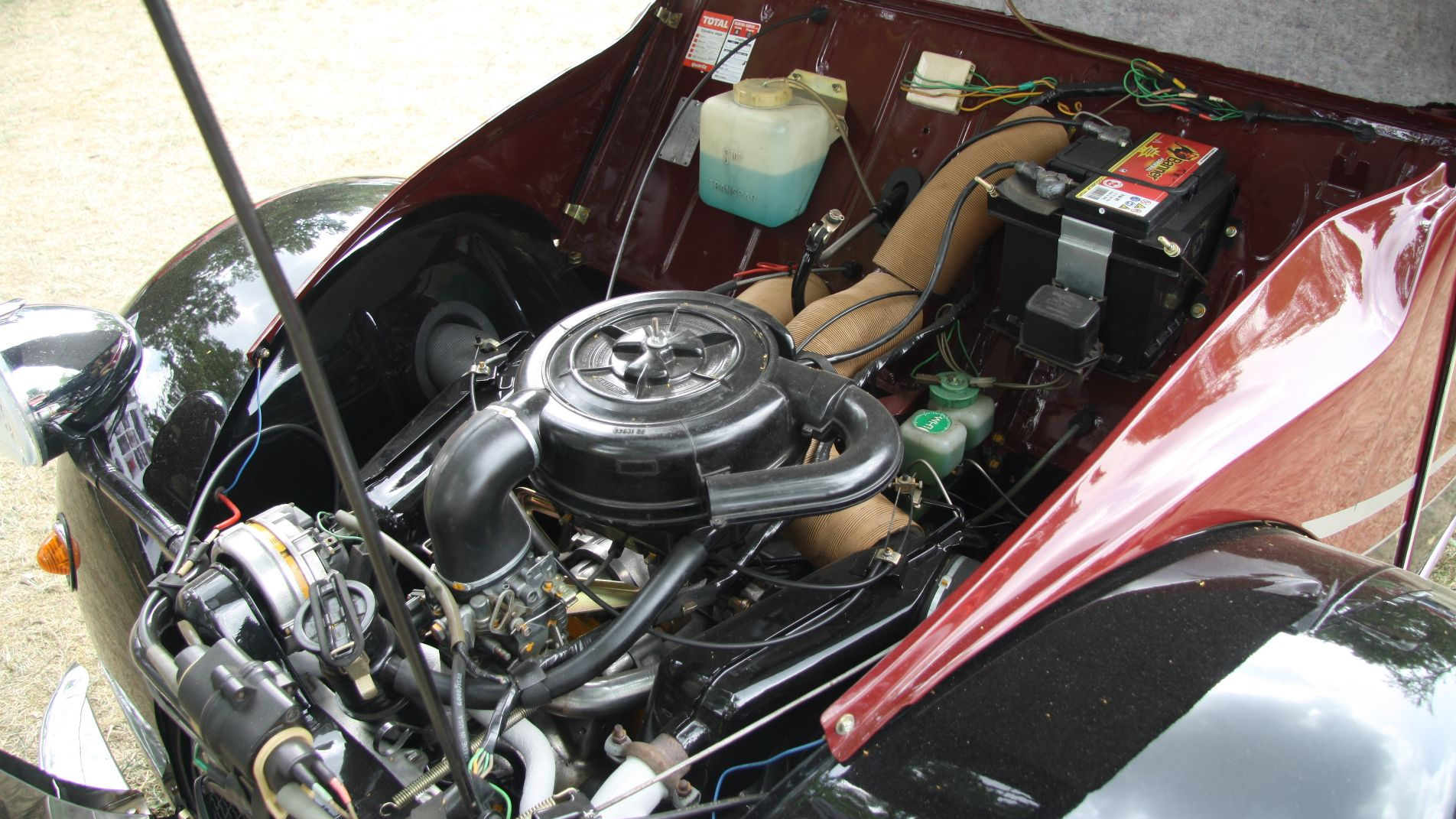 File:Engine of Citroën 2CV at Legendy 2018 in Prague.jpg