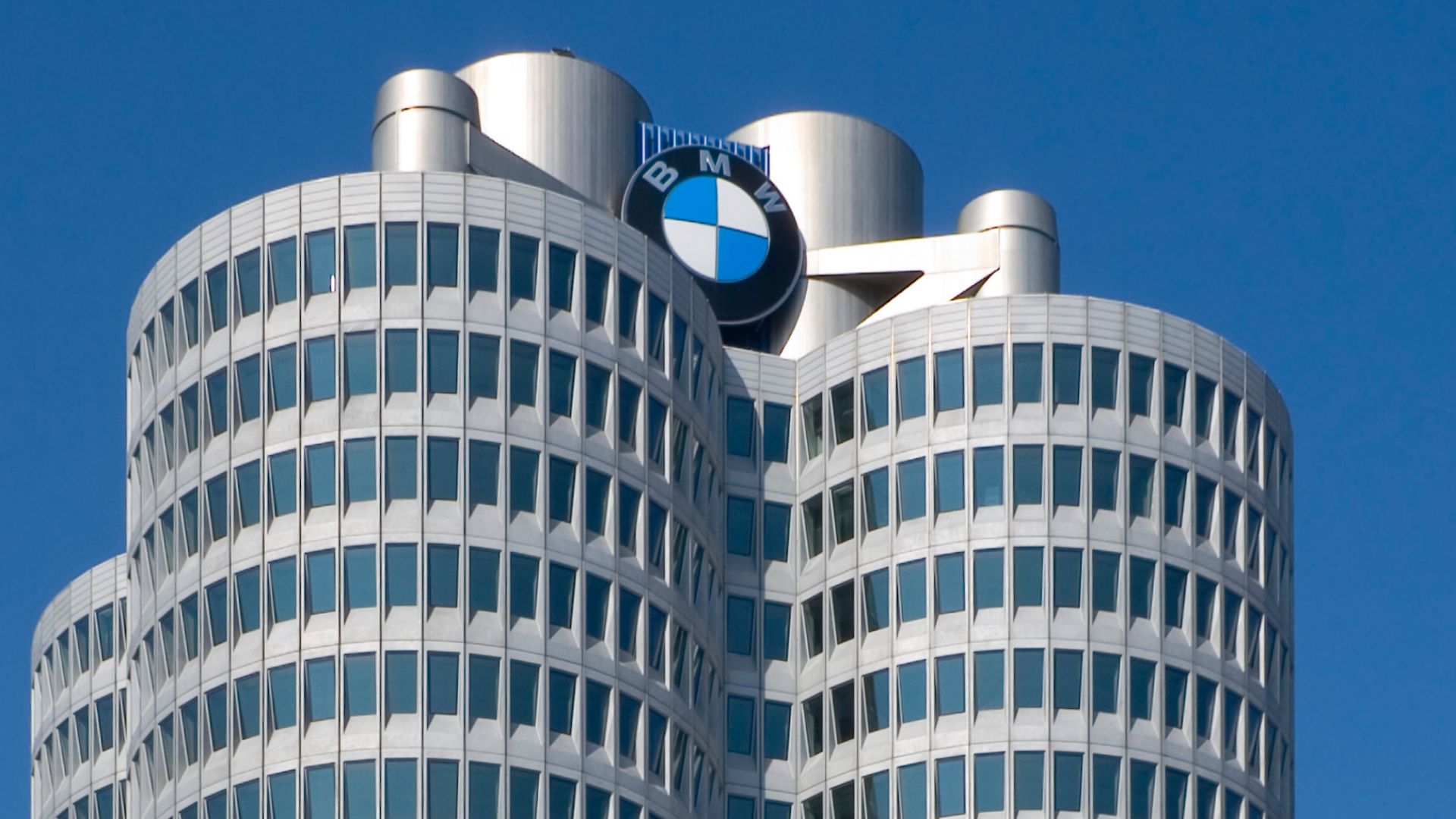 File:4 cilindros de BMW, Múnich, Alemania1.jpg