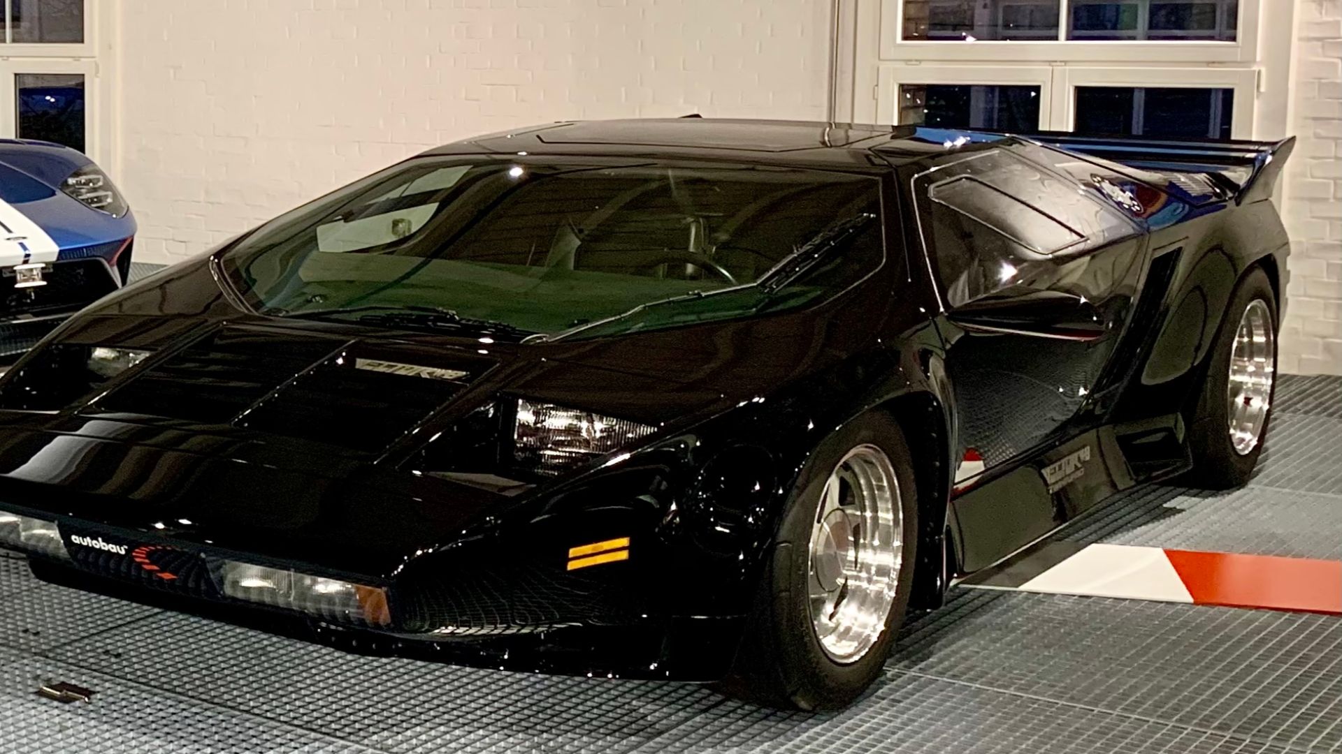 File:1990 Vector W8 Twin Turbo sports car (Ank Kumar, Infosys Limited) 03.jpg