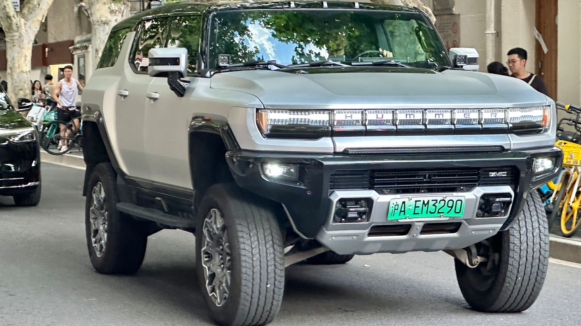 File:GMC Hummer EV SUV 001.jpg