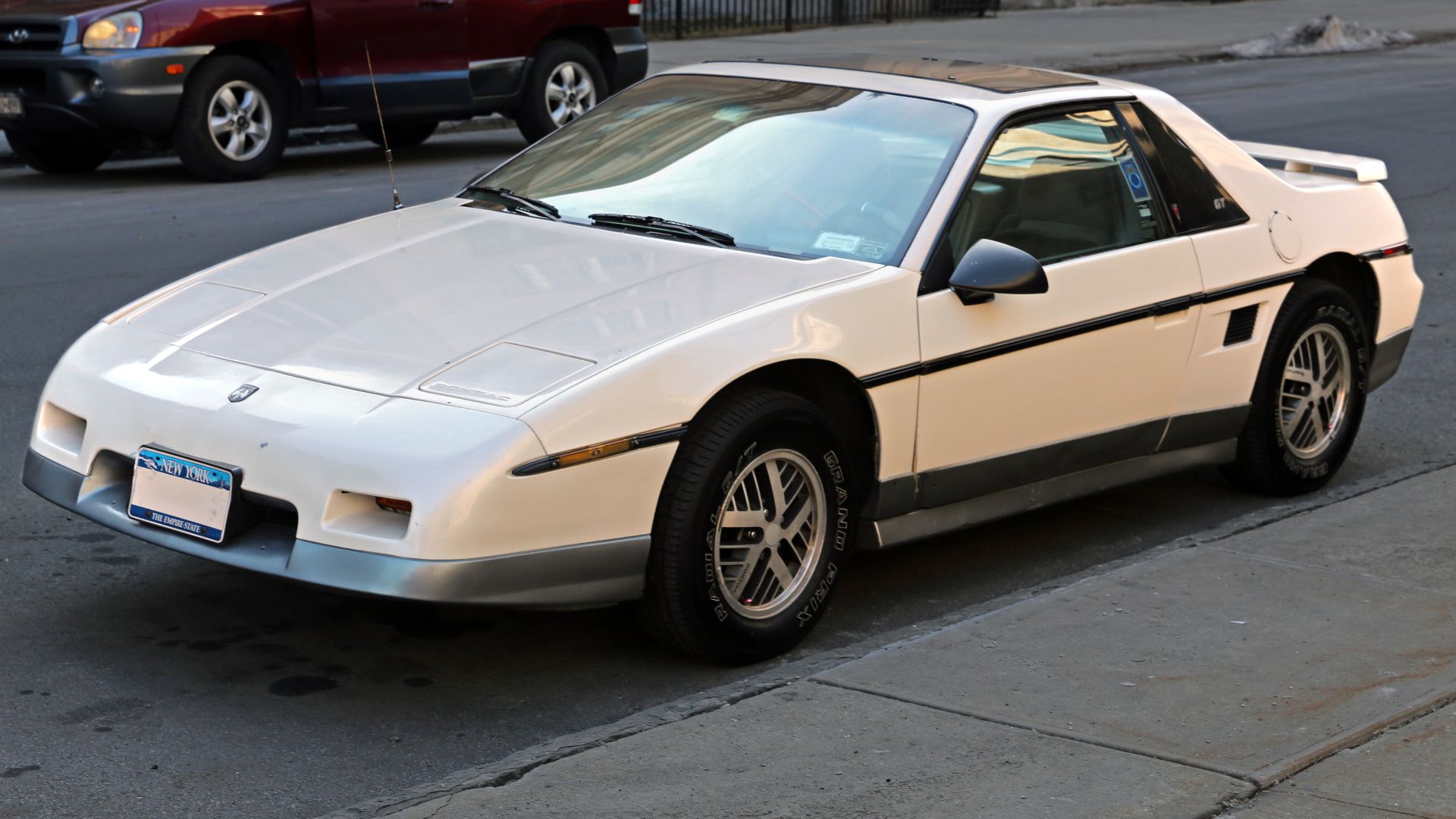 File:1985 Pontiac Fiero GT front left.jpg