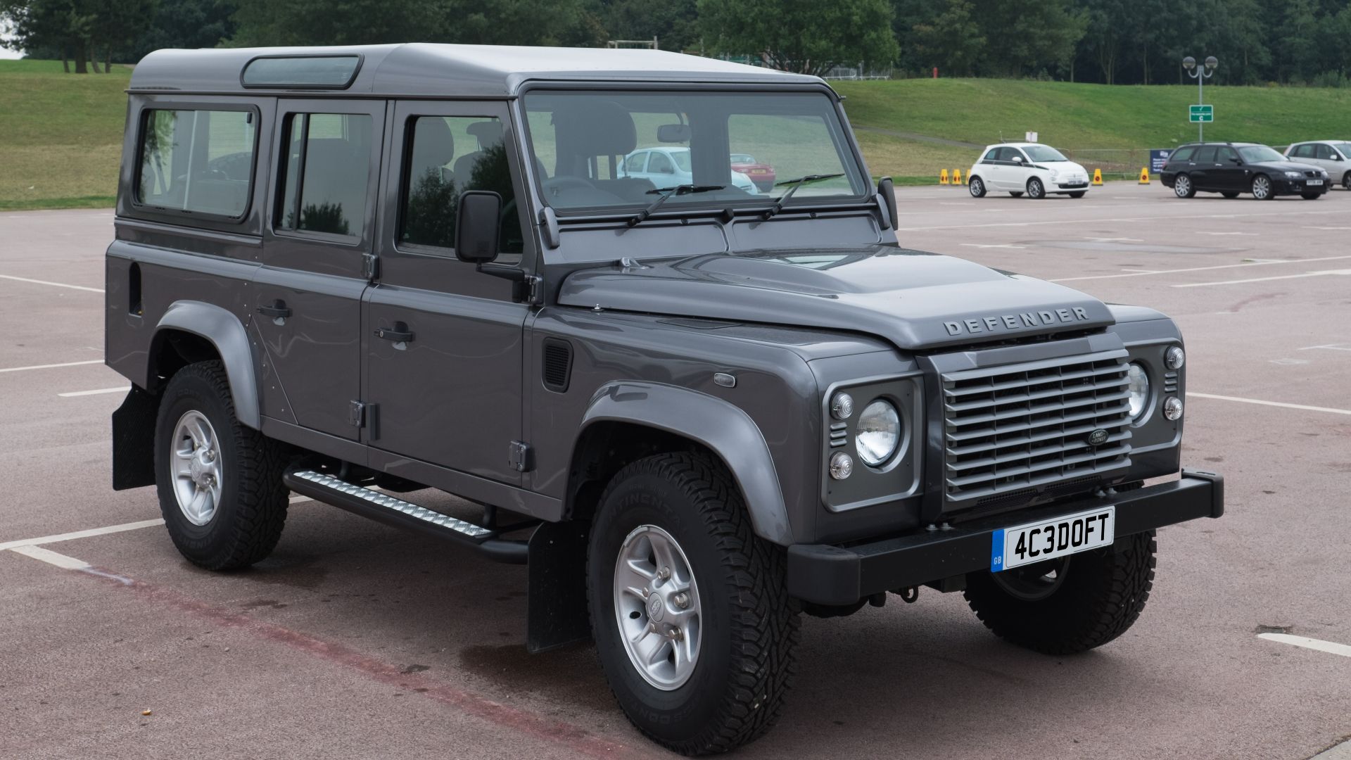 File:Land Rover Defender 110 Station Wagon 2016 - front.jpg