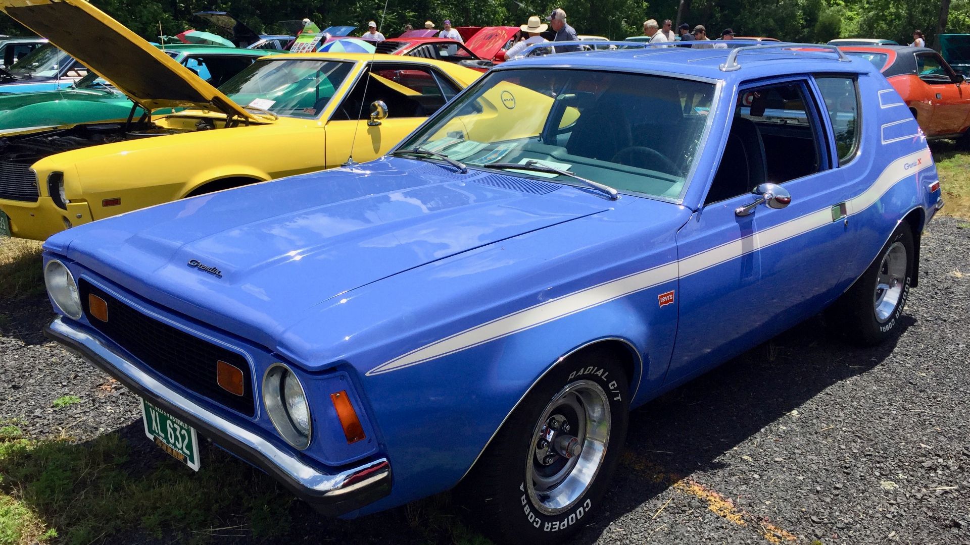File:1973 AMC Gremlin X and Levi's package finished in Maxi Blue with white stripes at 2017 AMO meet 1of5.jpg