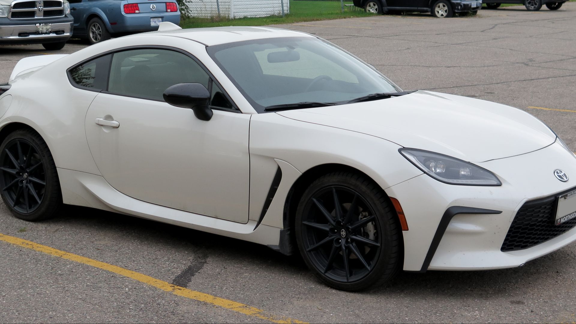 File:2022 Toyota GR86 Premium in Halo, Front Right, 09-27-2022.jpg