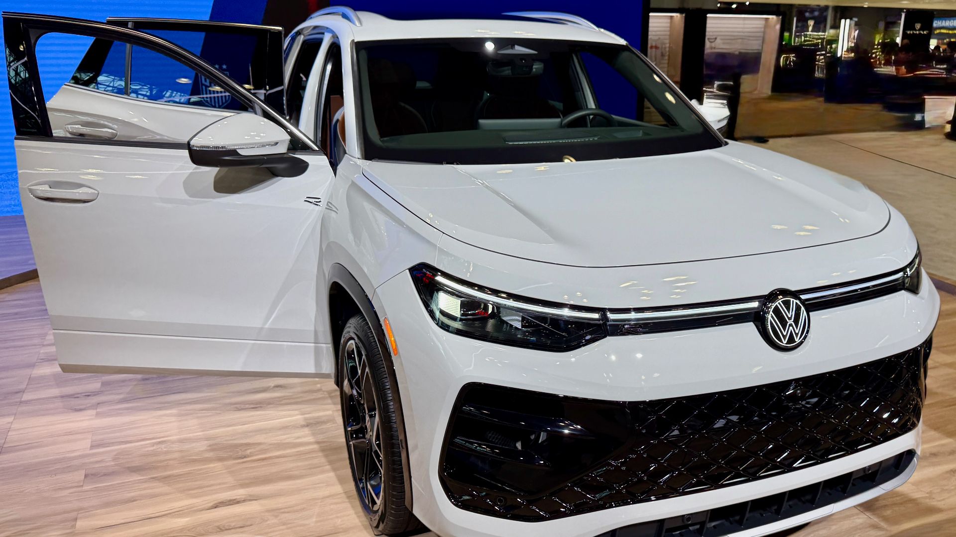 File:2025 Volkswagen Tiguan.jpg