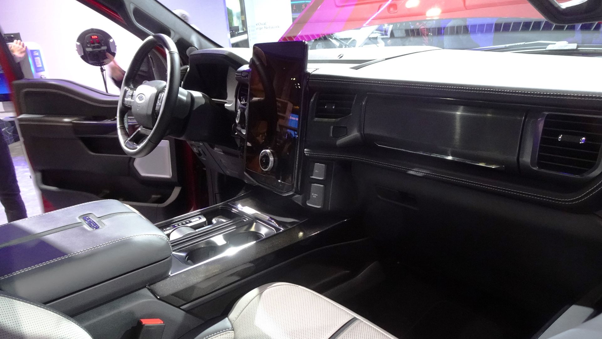 File:Ford F-150 Lightning Platinum (2024) (53621721230).jpg