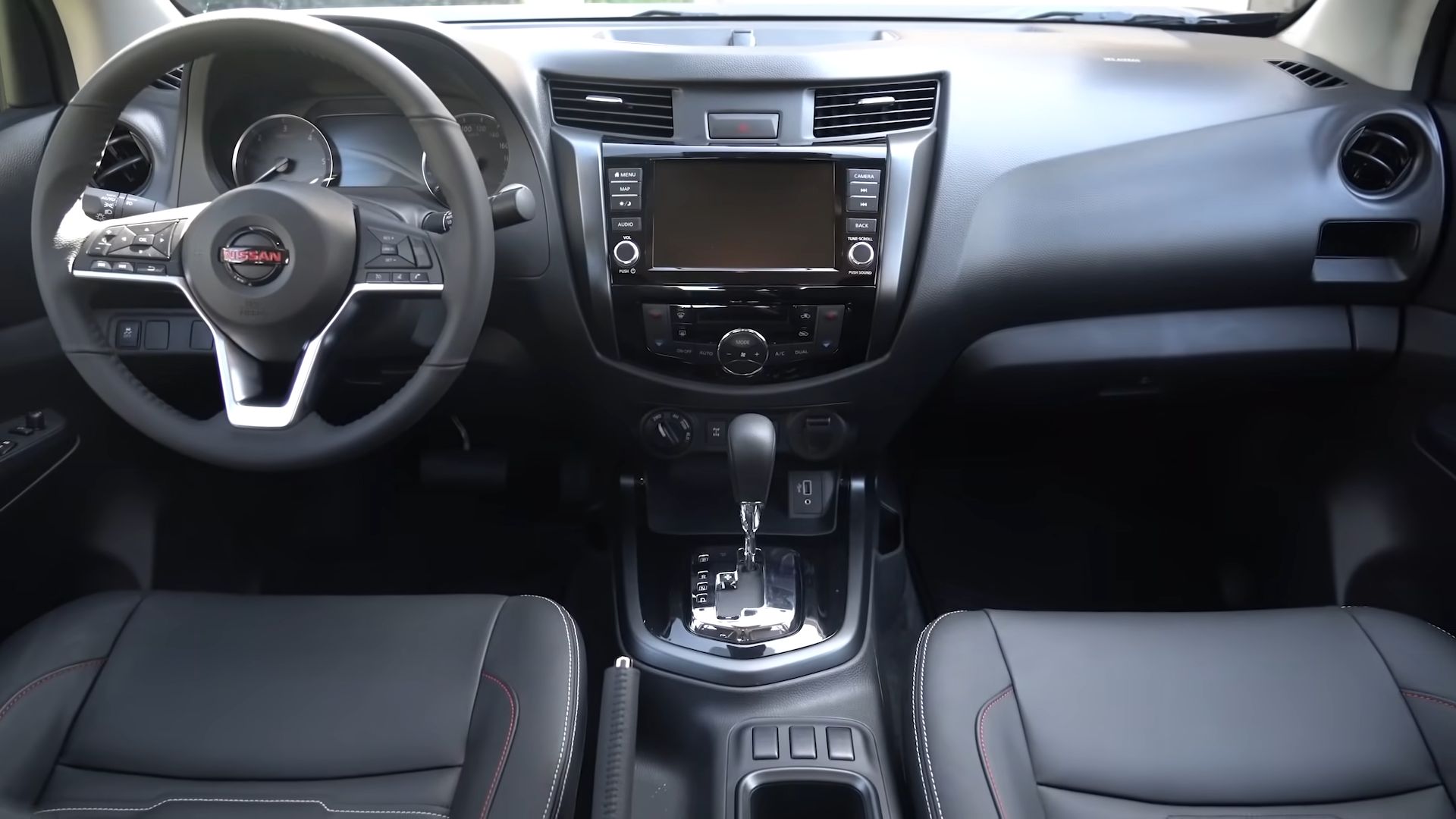 File:2021 Nissan Frontier Pro 4X (Colombia; facelift) interior.png