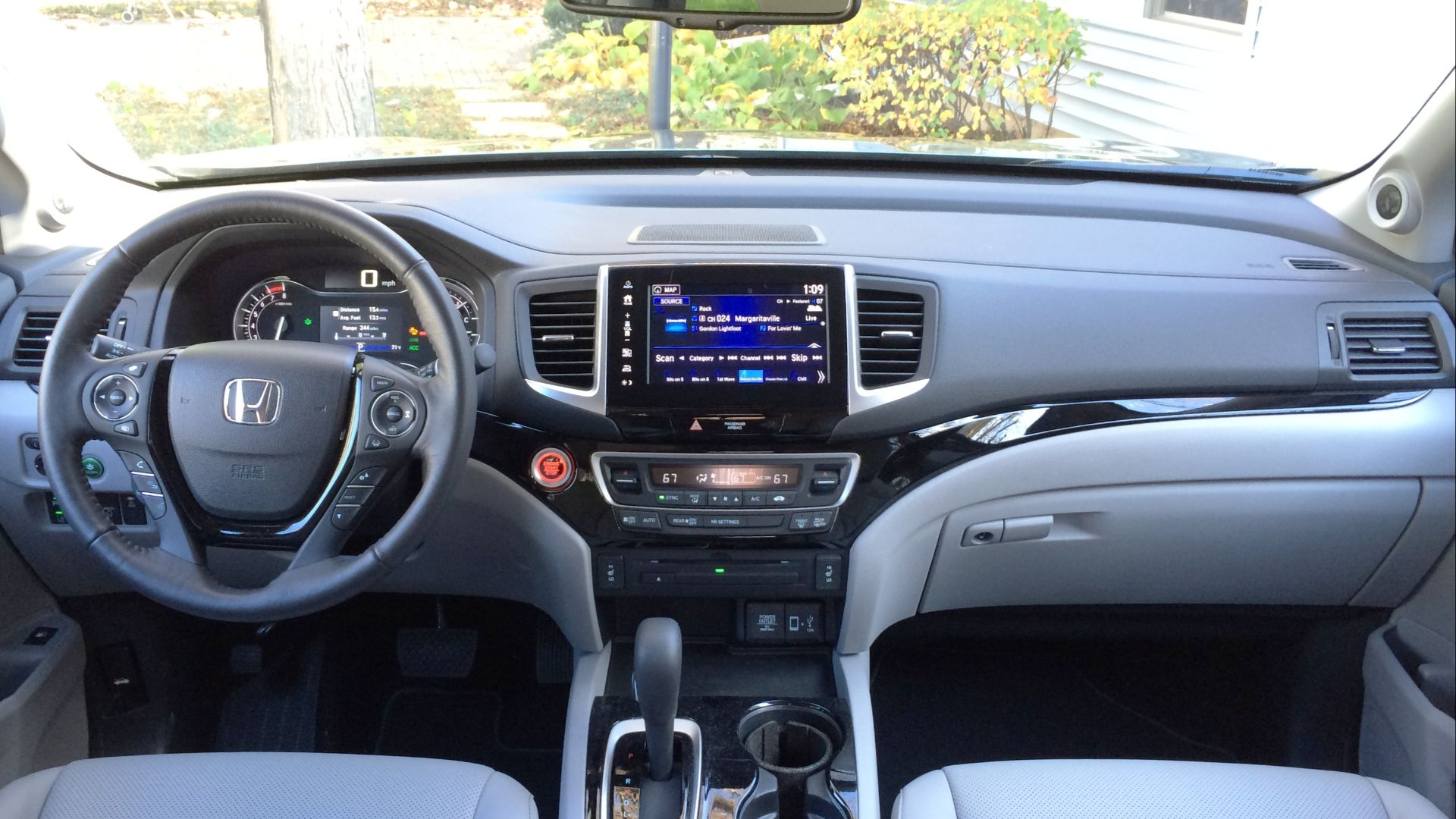 File:2017 Honda Ridgeline RTL-E Interior-Dash.jpg