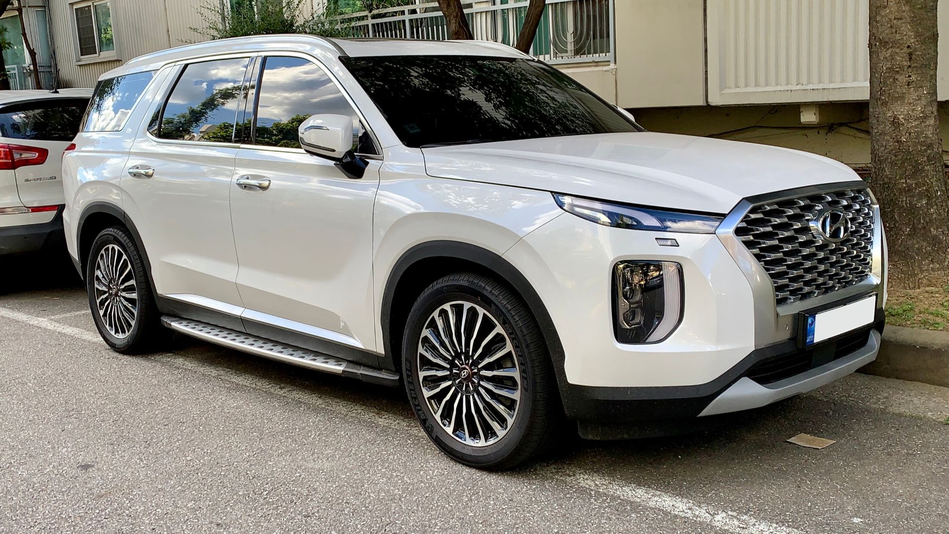 File:Hyundai Palisade in White, front right (South Korea).jpg