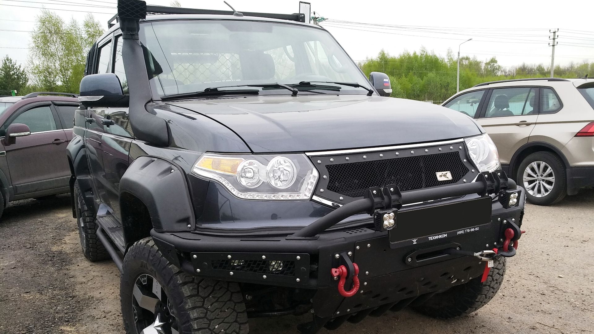 File:UAZ Patriot 4-door pickup in aftermarket bling, front.jpg