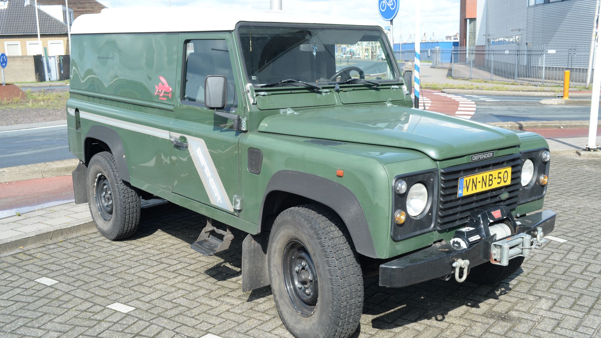 File:1996 Land Rover Defender 110 Hard Top HR (14834313077).jpg