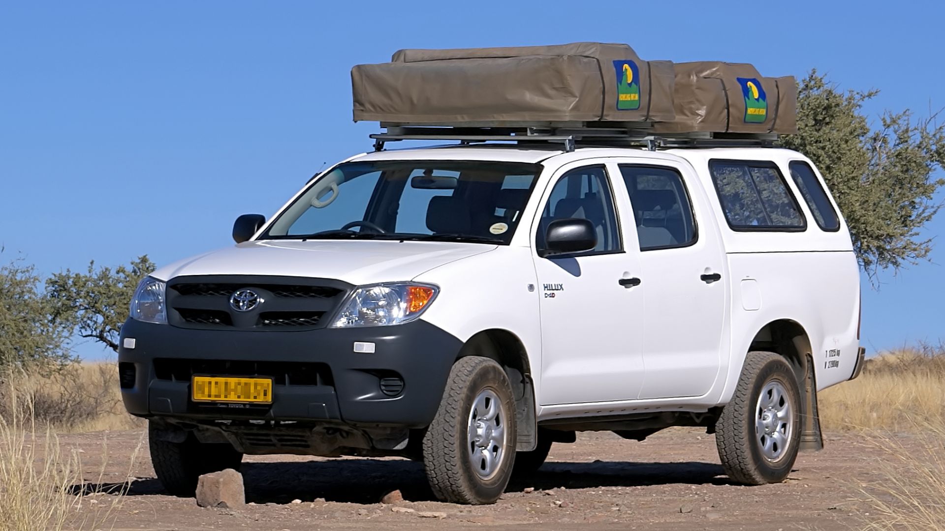 File:Toyota hilux with roof tents.jpg