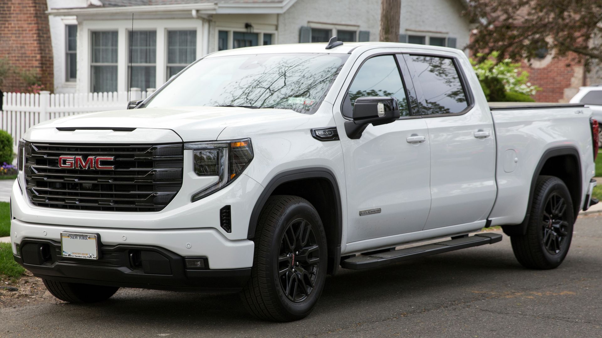 File:2024 GMC Sierra Elevation Crew Cab in Summit White, front left.jpg