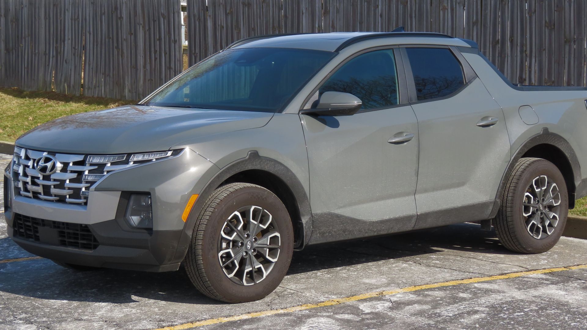 File:2023 Hyundai Santa Cruz SEL Premium, front left, 02-05-2022.jpg