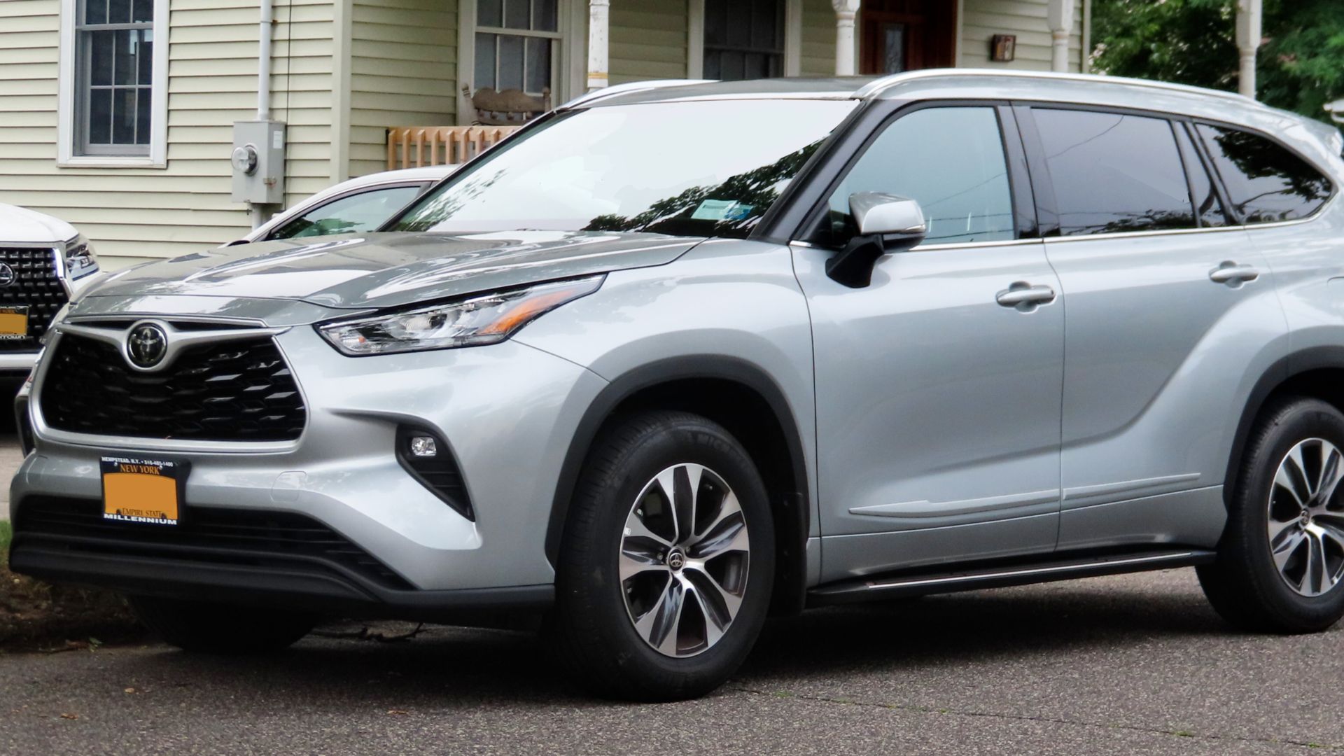 File:2020 Toyota Highlander XLE AWD, front.jpg