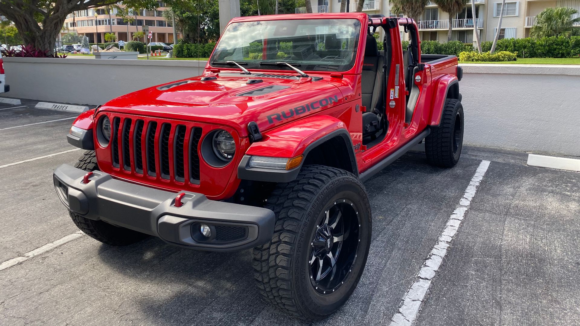 File:Jeep Gladiator (JT) Rubicon in red - topless and doorless - 1of6.jpg