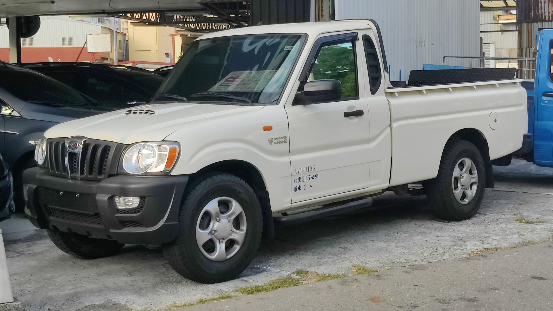 File:Mahindra Scorpio Pik-Up 001.jpg