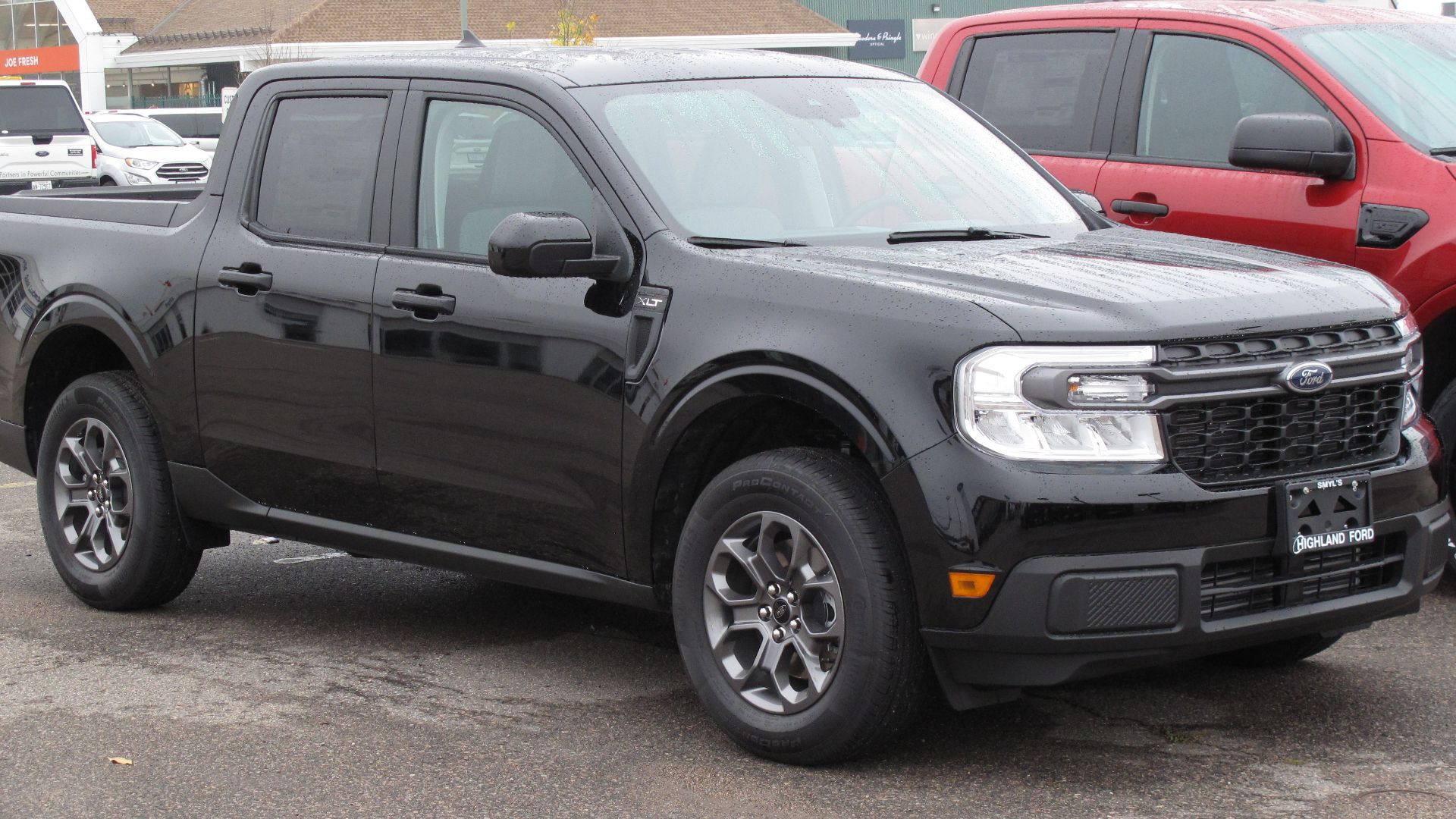 File:2022 Ford Maverick XLT AWD, Front Right, 10-10-2021.jpg