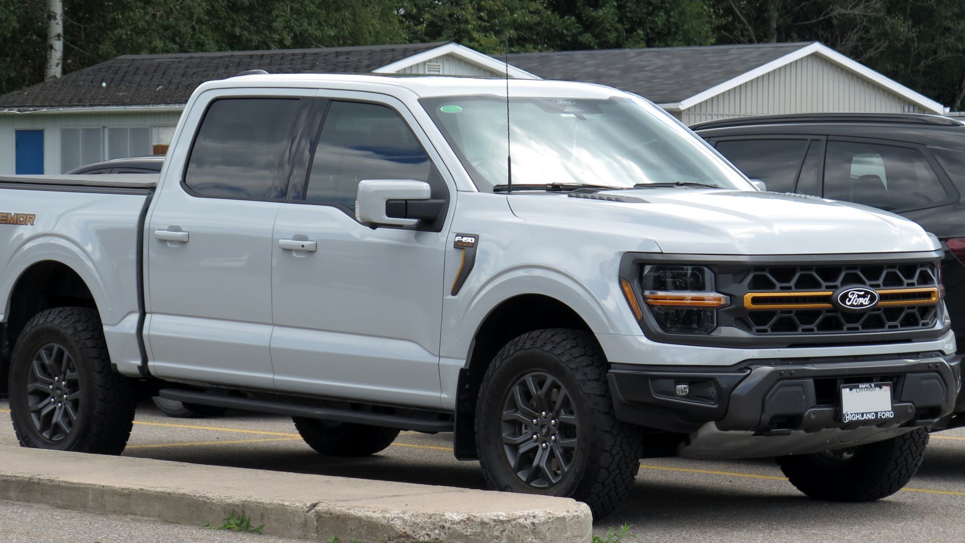 File:2024 Ford F-150 SuperCrew Tremor in Avalanche, front right, 2024-09-03.jpg