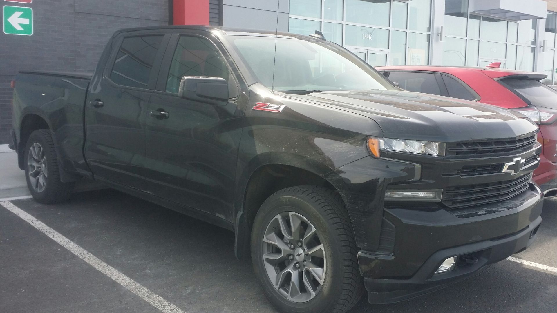 File:2019 Chevrolet Silverado 1500 à 4 portes.jpg