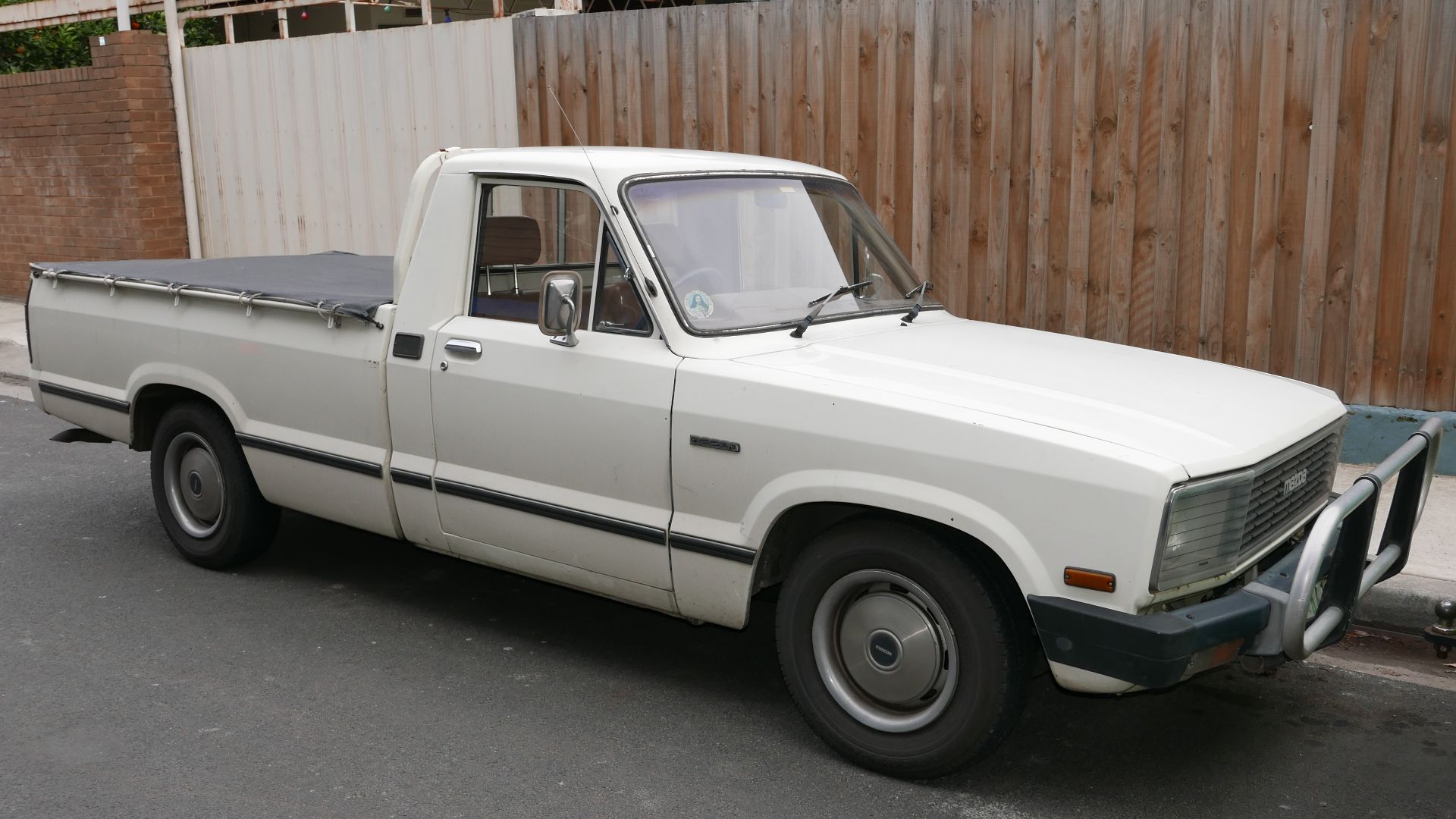 File:1983 Mazda B2200 (UD) utility (2015-07-14) 01.jpg