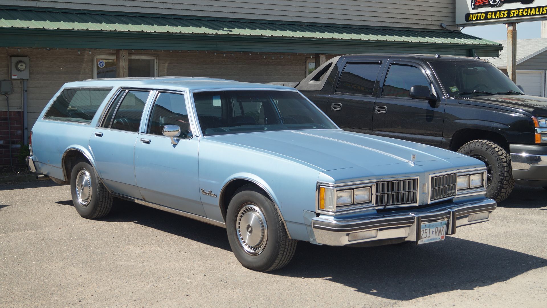 File:1981 Oldsmobile Custom Cruiser (27157417102).jpg