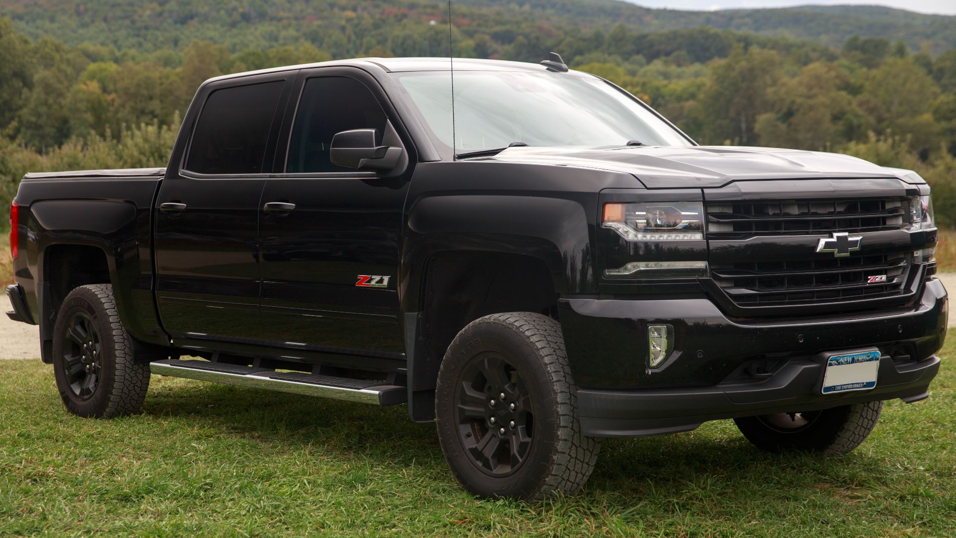 File:2016 Chevrolet Silverado 1500 LTZ Z71 Crew Cab in Black, front right.jpg