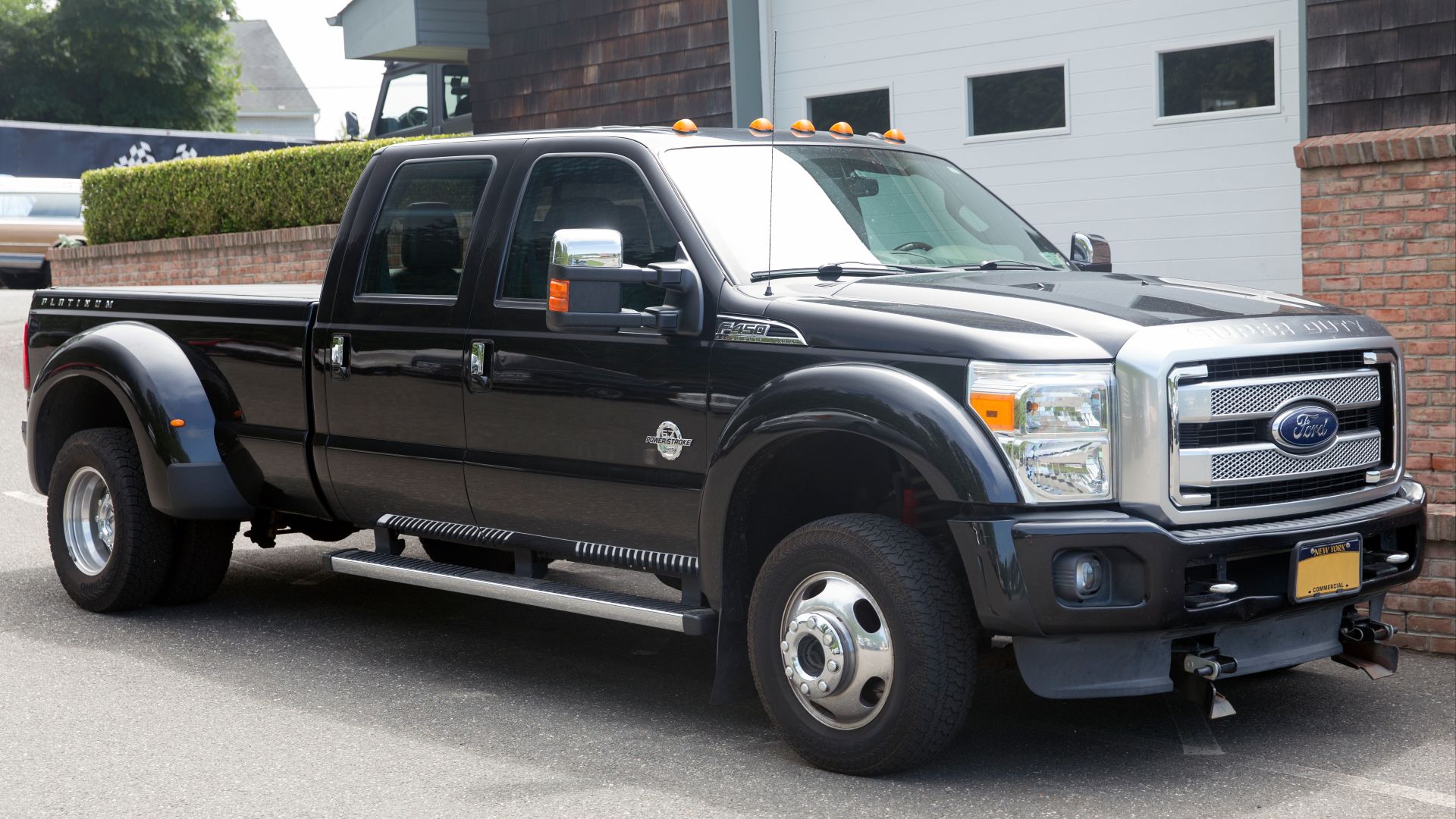File:2014 Ford F-450 Super Duty Crew Cab Platinum in Tuxedo Black Metallic, front right.jpg