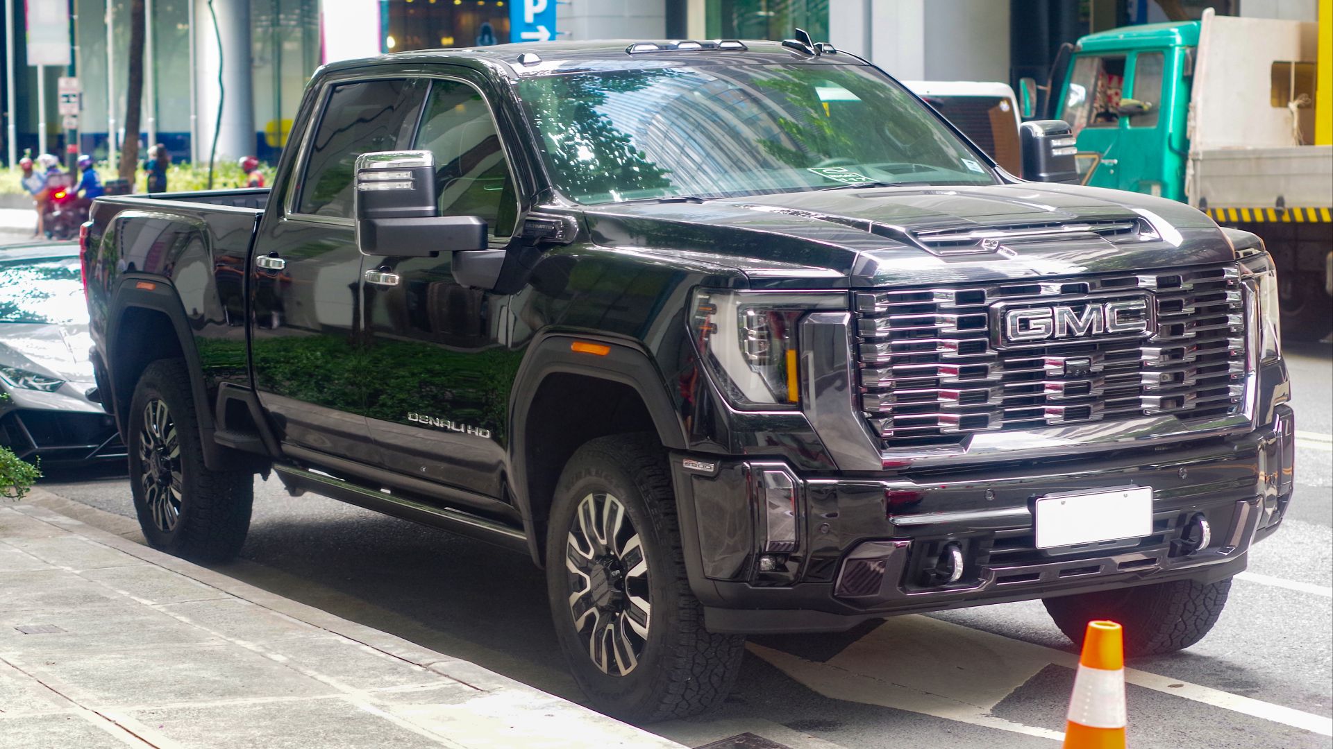 File:2023 GMC Sierra 2500 Denali HD Ultimate in Titanium Rush Metallic, front right.jpg