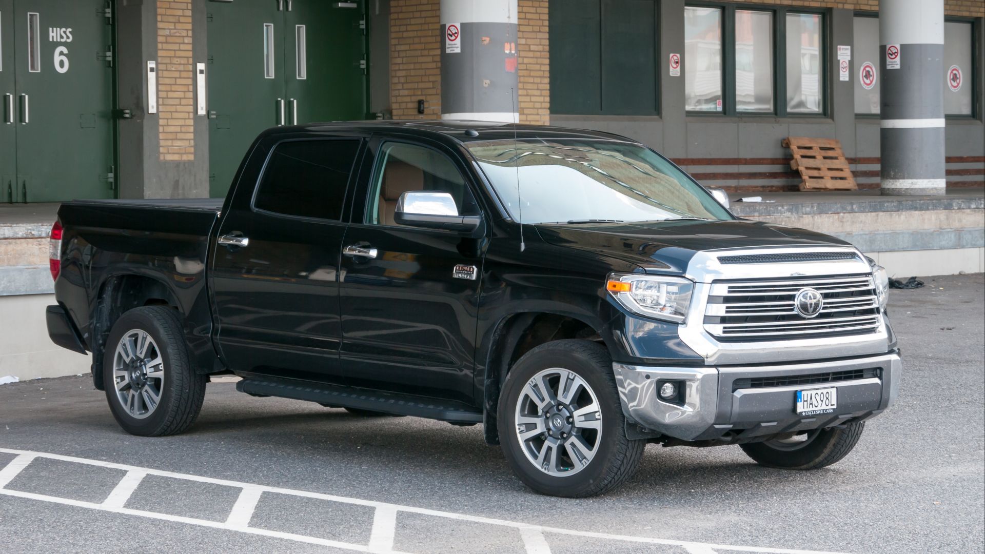 File:Toyota Tundra, Stockholm ( 1090862).jpg