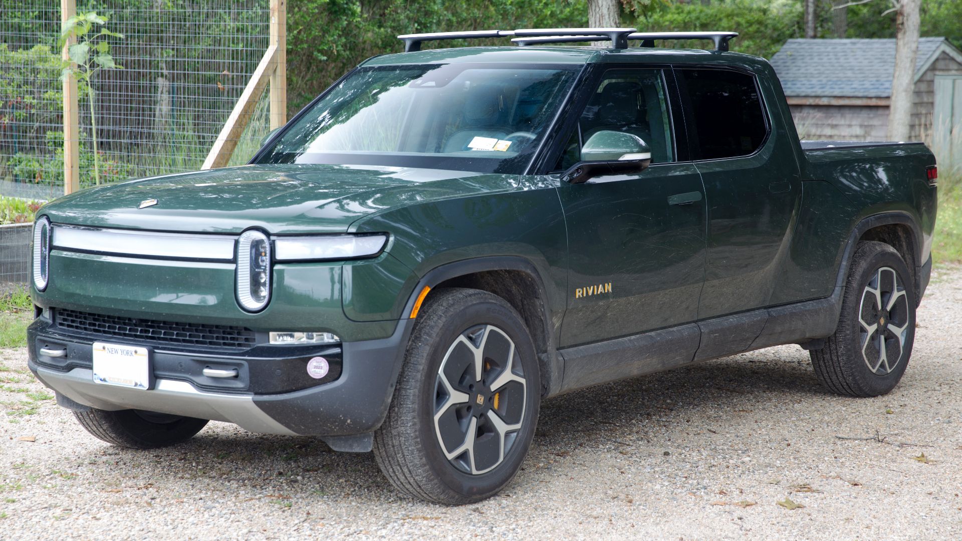 File:2022 Rivian R1T Adventure in Forest Green, front left.jpg