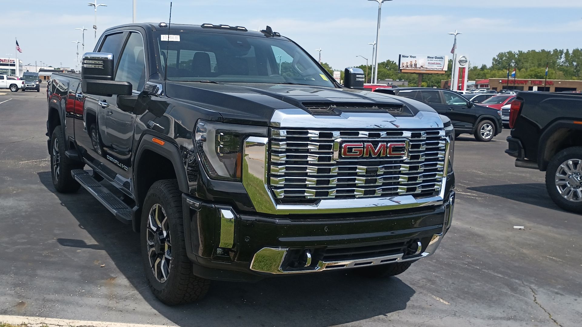 File:2024 GMC Sierra 2500HD Denali front view.jpg