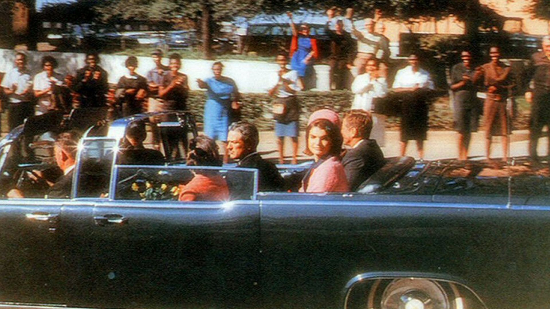 File:Robert Croft photo showing JFK's car on Elm Street.jpg