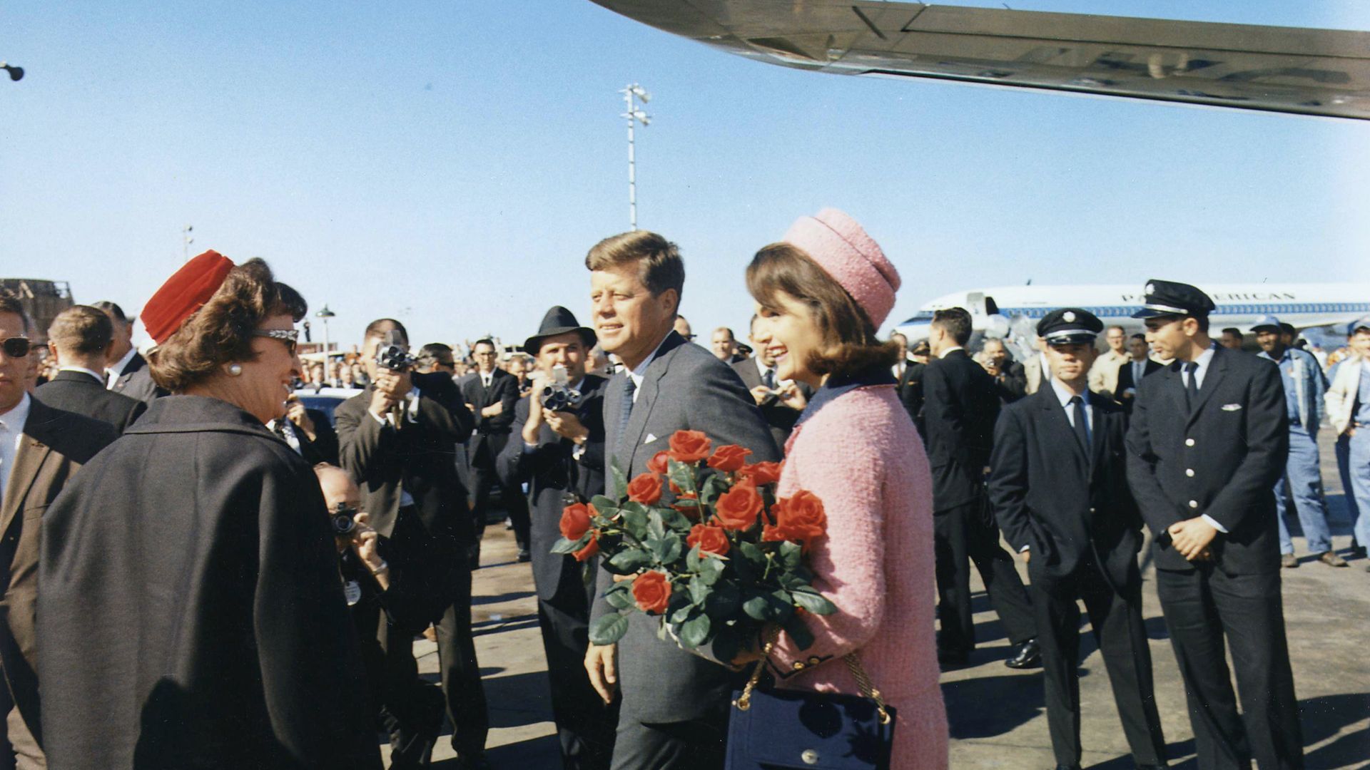 File:Kennedys arrive at Dallas 11-22-63.JPG
