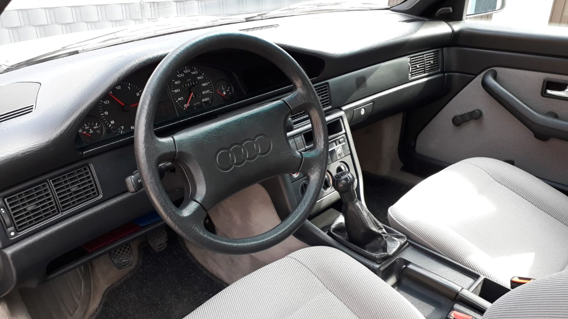 File:Audi 100 interieur black.jpg