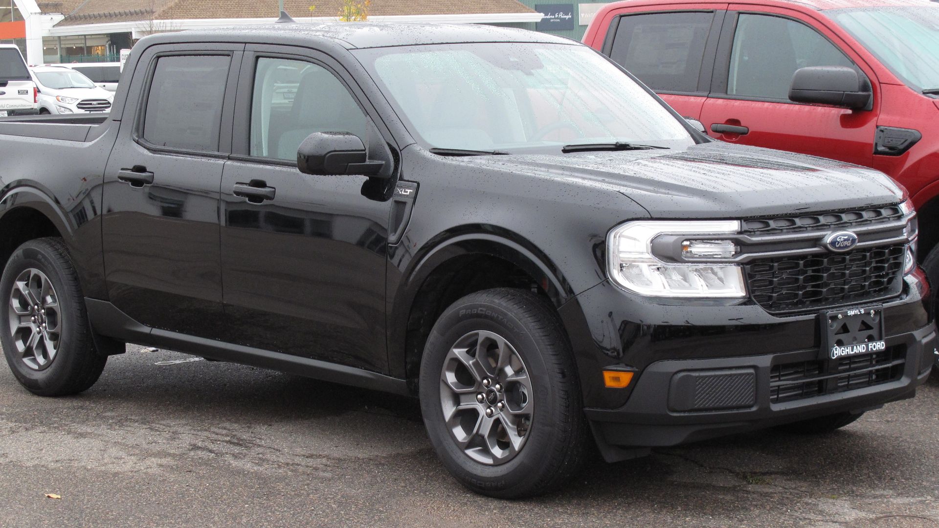 File:2022 Ford Maverick XLT AWD, Front Right, 10-10-2021.jpg