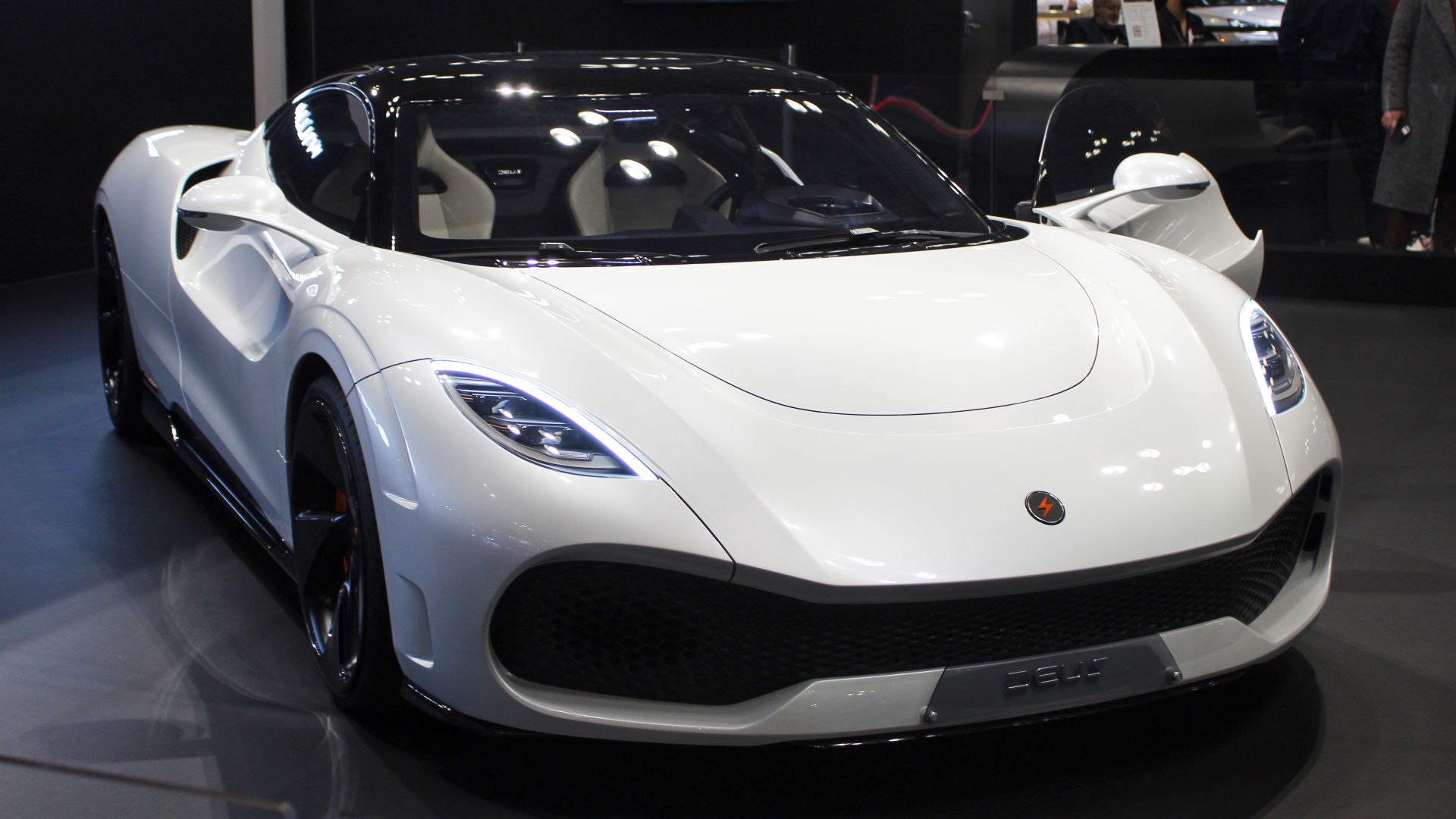 File:Deus Vayanne, front NYIAS 2022.jpg