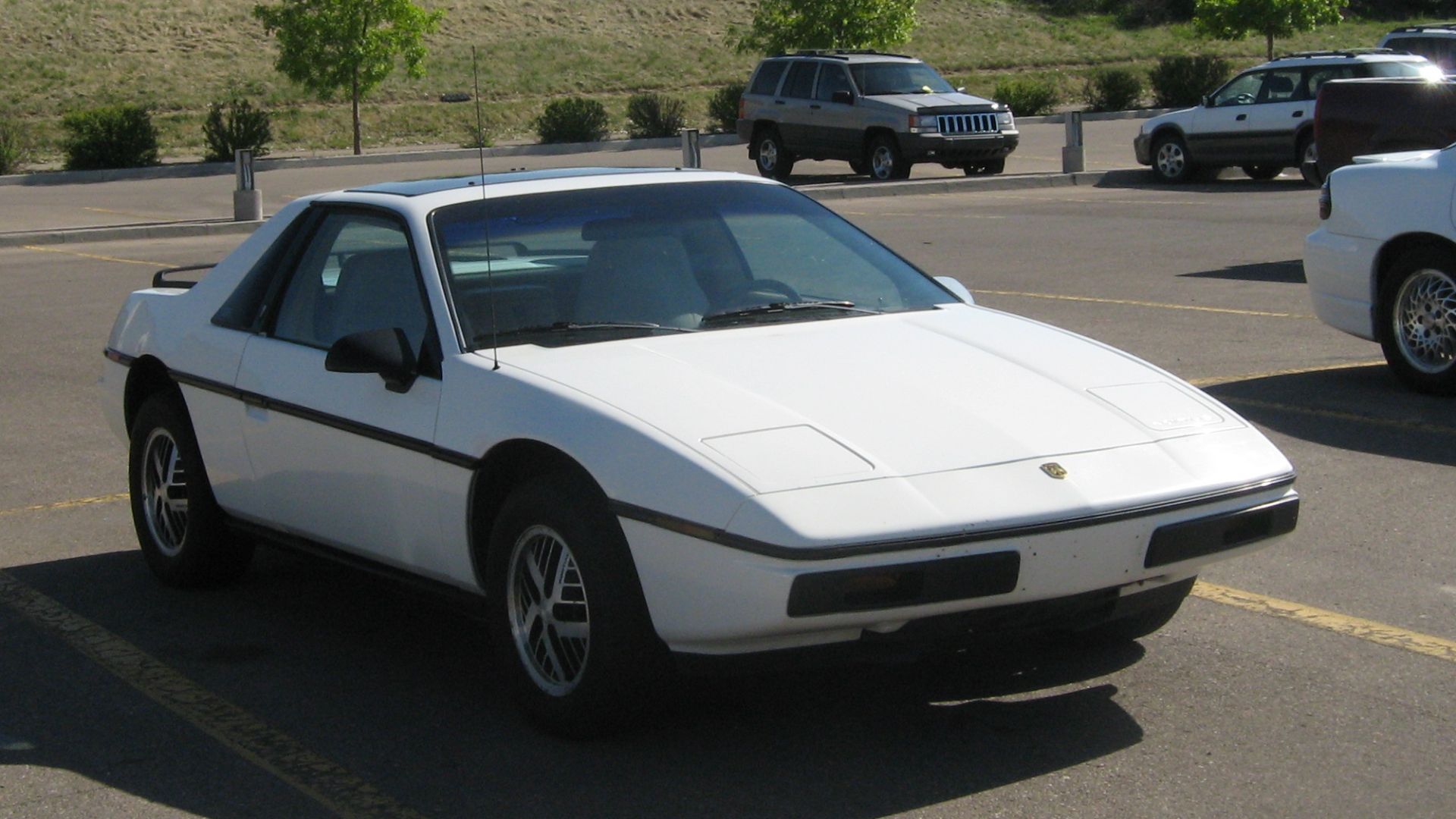 File:Pontiac Fiero (3597354955).jpg