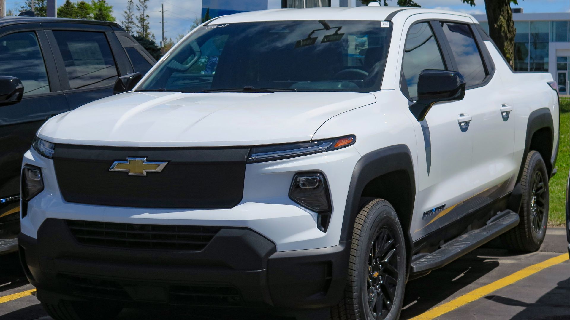 File:2024 Chevrolet Silverado EV 4WT AWD in Summit White, front left, 2024-06-30.jpg