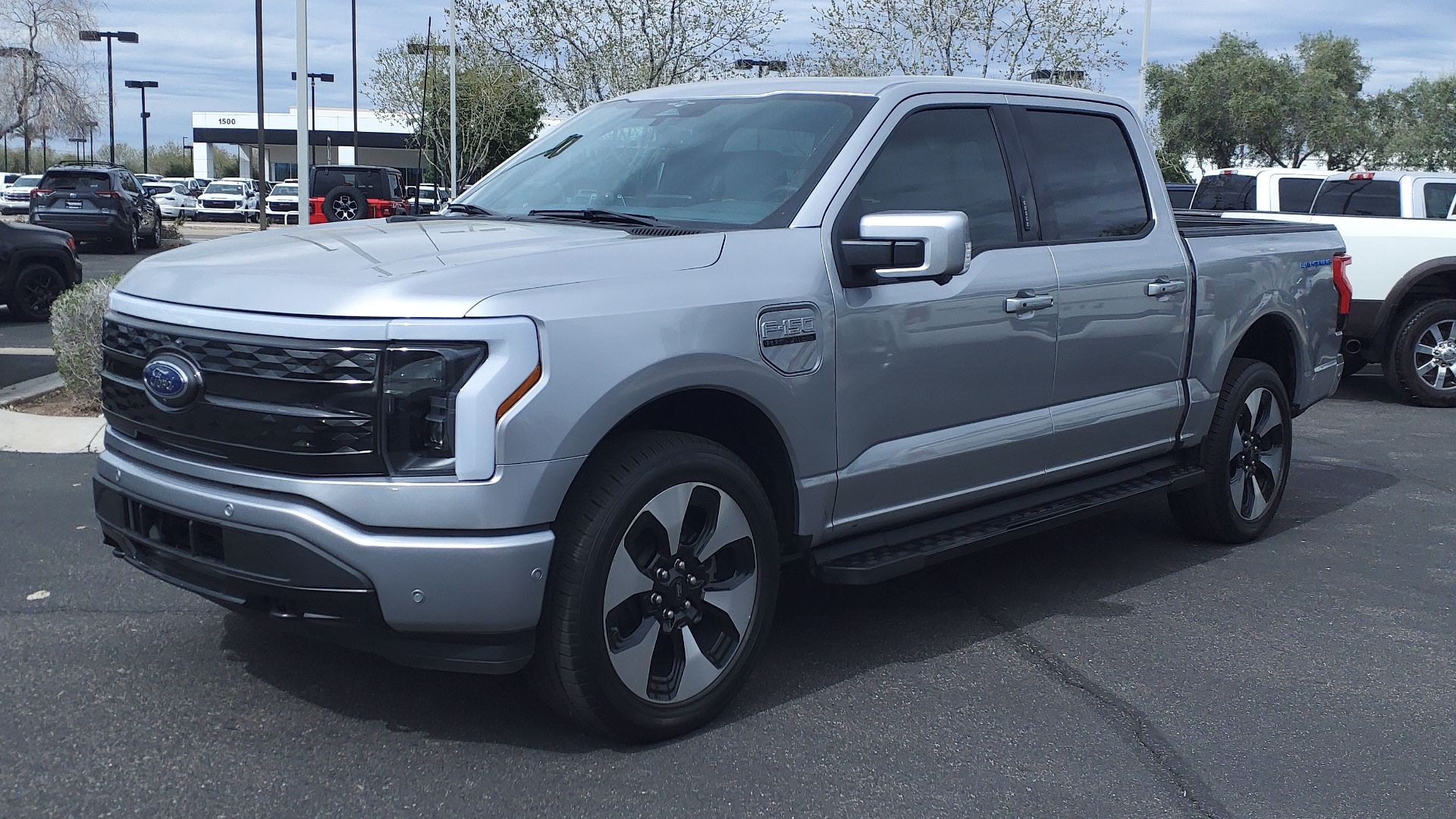 File:23 Ford F-150 Lightning Platinum.jpg