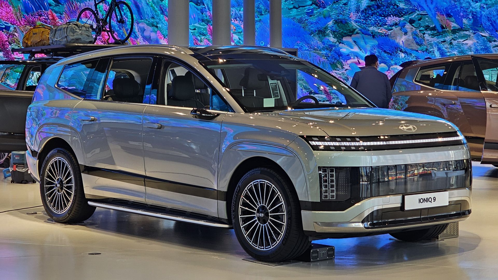 File:Hyundai IONIQ 9 AWD Calligraphy ME1 Celadon Gray Metallic (17).jpg