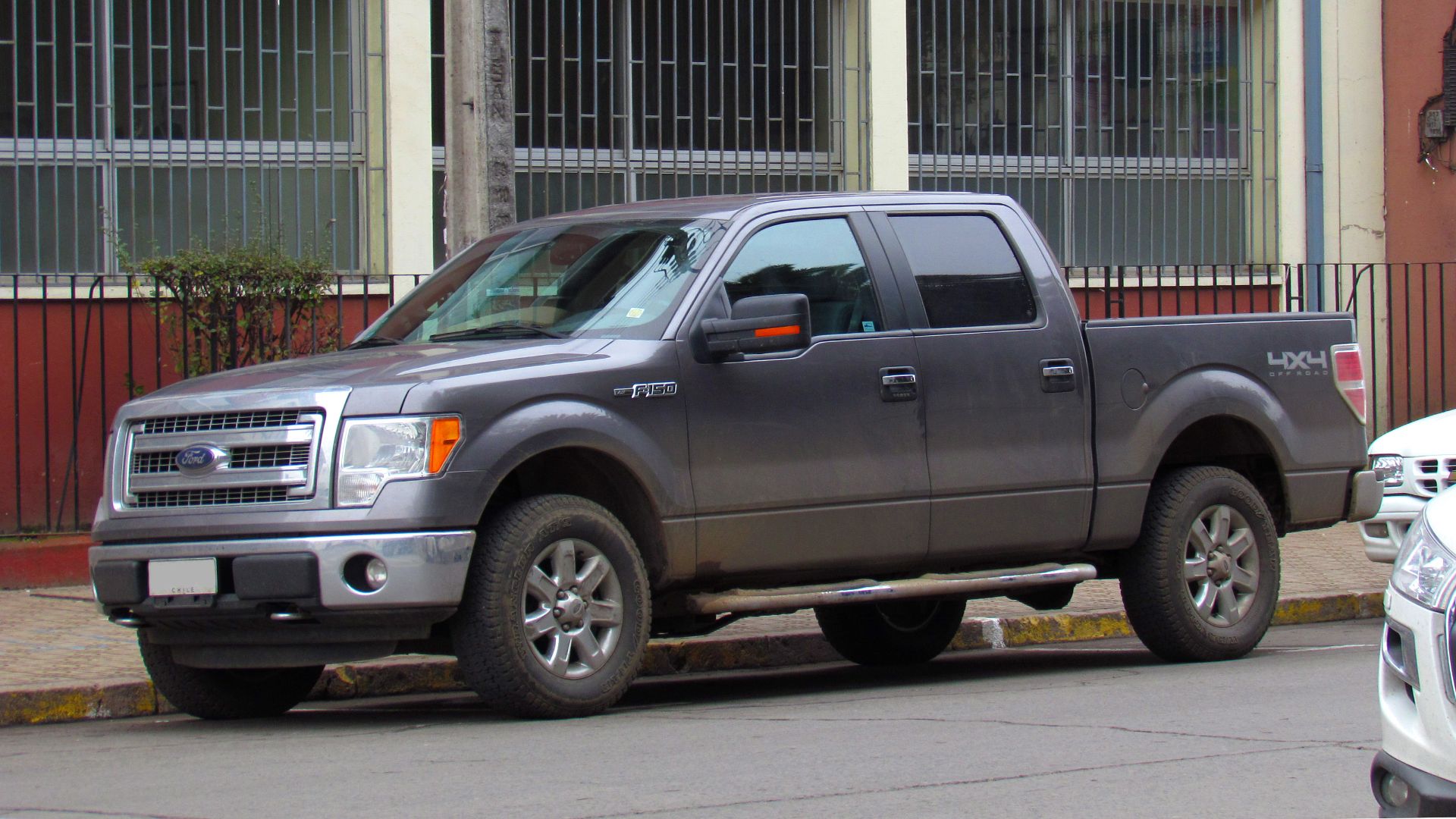 File:Ford F-150 XLT V8 SuperCrew 4x4 2014 (15396770522).jpg