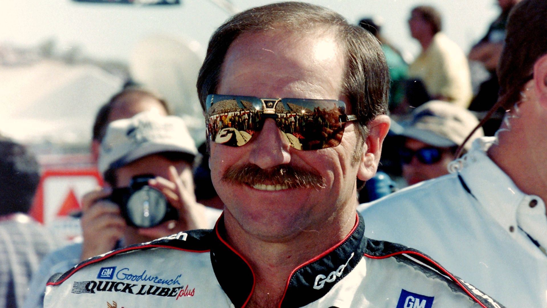 File:DaleEarnhardtSunglassesDriversSuit.jpg