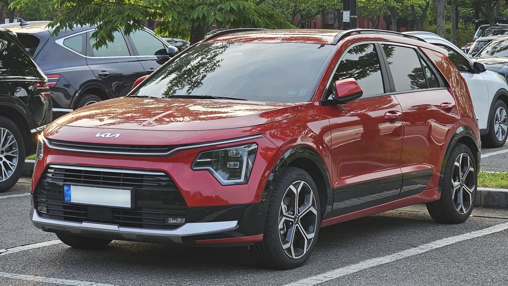 File:Kia Niro Hybrid SG2 Runway Red (7).jpg