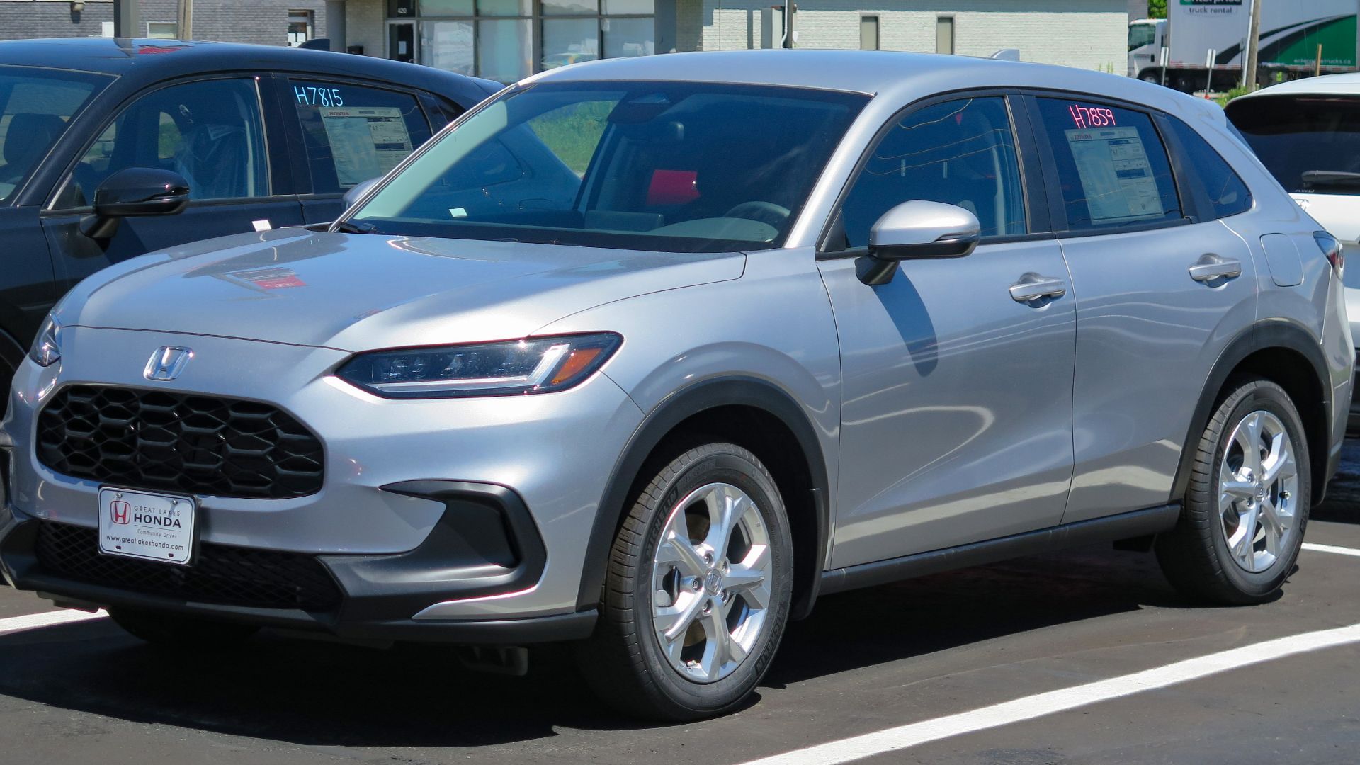 File:2025 Honda HR-V LX 2WD in Lunar Silver Metallic, front left, 2024-06-30.jpg